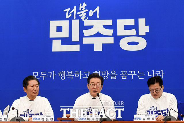 이재명 더불어민주당 대표(가운데)가 24일 오전 서울 여의도 국회에서 열린 최고위원회의에서 발언을 하고 있다. /국회=남용희 기자