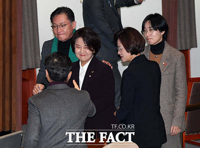 이은주 정의당 의원이 25일 오후 서울 여의도 국회에서 열린 제412회 국회(임시회) 제1차 본회의에 참석해 동료의원들과 인사를 하고 있다. /국회=배정한 기자