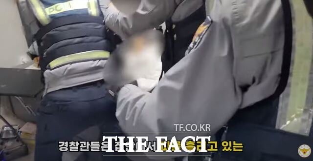 5일 경북 영주의 한 남성이 마약에 취해 소란을 피우고 있다./경찰청 유튜브 영상