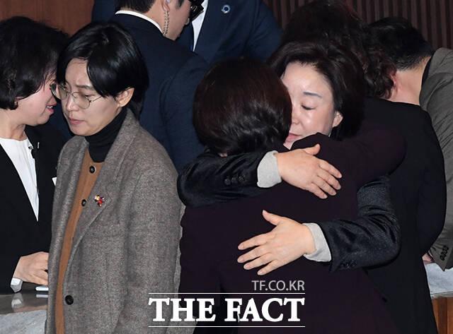 이은주 정의당 의원(가운데)이 25일 오후 서울 여의도 국회에서 열린 제412회 국회(임시회) 제1차 본회의에 참석해 의원직 사퇴 투표를 마친 뒤 심상정 의원과 포옹을 하고 있다. /국회=배정한 기자