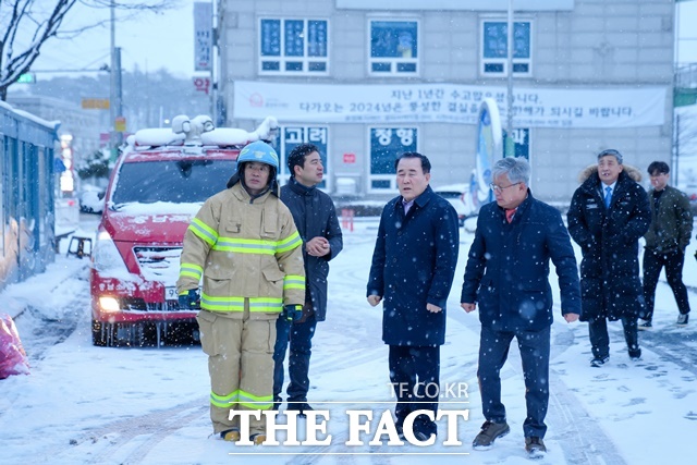 김지철 충남교육감이 서천특화시장 화재 현장을 점검하고 있다. / 충남교육청