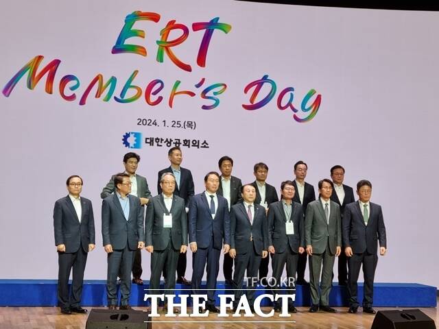최태원 회장을 포함한 ERT 멤버스 데이 참석자들이 기념 촬영을 하고 있다. /이성락 기자