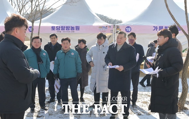 충남 공주시가 오는 26일 개막하는 ‘제7회 겨울공주 군밤축제’와 ‘2024 대한민국 알밤박람회 in공주’ 행사를 앞두고 축제 현장을 점검하며 관람객 맞이에 나섰다. /공주=김은지 기자