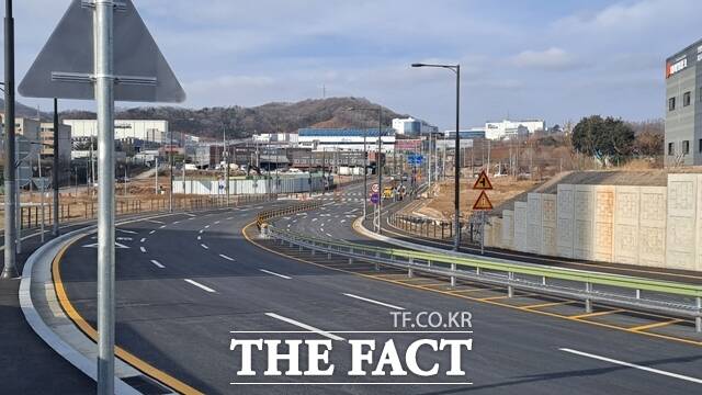 충남 아산시가 스마트밸리 일반산업단지 진입도로를 6년 만에 개통했다. / 아산시