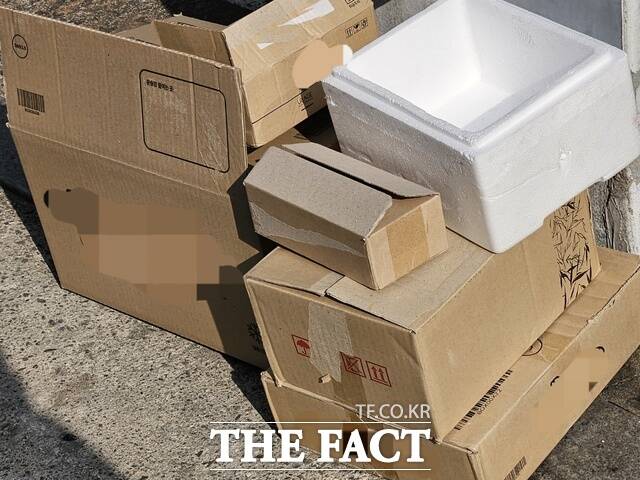 26일 서울 동작구 한 주택 앞에 택배 포장에 사용된 종이 상자가 쌓여 있다. /우지수 기자