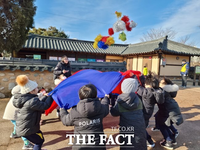 어린이들이 부천상동호수공원 체험 프로그램에 참여하며 즐거워하고 있다./부천시