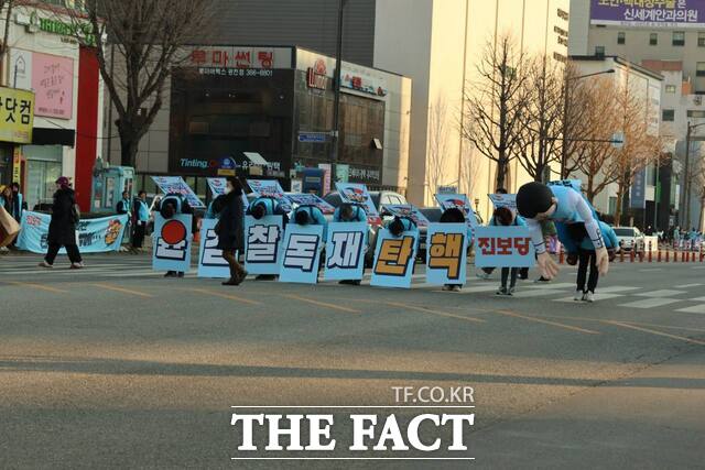 27일 진보당 당원 1000여 명이 광주신세계백화점 사거리에서 광천2교까지 이동하면서 1시간 동안 현수막 퍼레이드를 펼쳤다./ 진보당