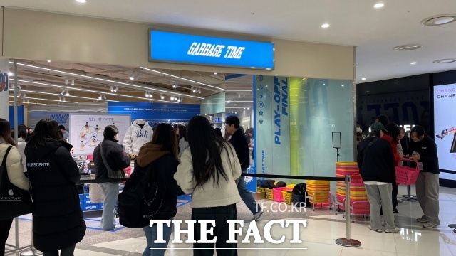 네이버웹툰이 지난 25일 서울 영등포구 타임스퀘어 웹툰 가비지타임의 팝업스토어를 오픈한 가운데 고객들이 매장을 찾고 있다. /서다빈 인턴기자
