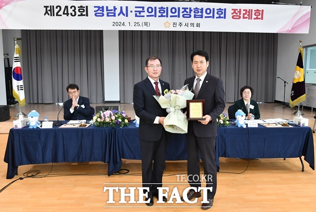 진주시의회 윤성관 경제복지위원장(오른쪽)이 지난 25일 열린 경남 시·군의회의장협의회 제243회 정례회에서 경남도 의정봉사상을 수상한 후 기념 촬영을 하고 있다./진주시의회