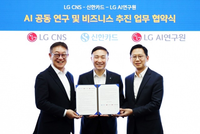 (왼쪽부터) 현신균 LG CNS 대표이사, 문동권 신한카드 사장, 배경훈 LG AI연구원장이 지난 26일 AI 공동 연구 및 비즈니스 추진을 위한 업무협약을 맺고 기념 촬영을 하고 있다. /신한카드