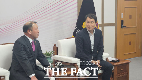(왼쪽부터) 김기윤 금산군의회 의장과 이상래 대전시의회 의장이 29일 시군 통합에 대해 이야기하고 있다.