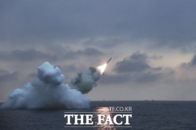 북한 노동신문은 28일 김정은 국무위원장 참관 하에 신형 잠수함발사순항미사일(SLCM)을 시험발사했다고 29일 밝혔다. 사진은 신문이 공개한 발사 모습. / 뉴시스