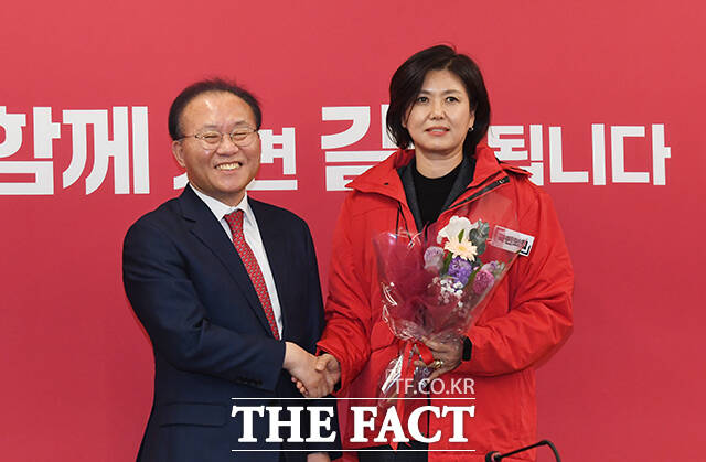 진양혜 전 KBS 아나운서에게 꽃다발을 선물하는 윤재옥 원내대표(왼쪽).