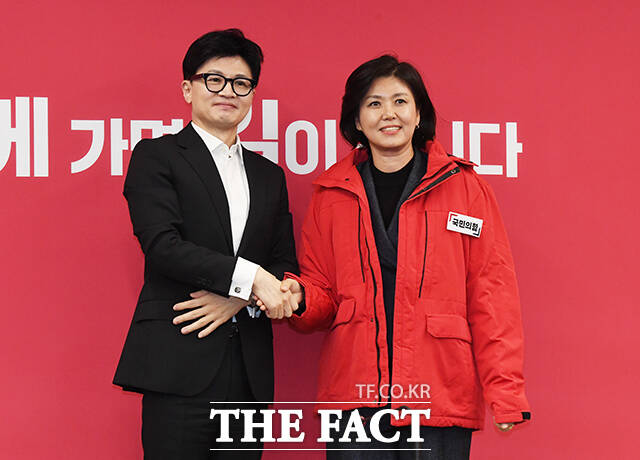 진양혜 전 KBS 아나운서에게 빨간색 점퍼를 선물하는 한동훈 위원장(왼쪽).