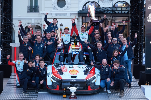 현대차 팀 관계자들이 2024 WRC 몬테카를로 랠리에서 1위 달성 후 기념 사진을 촬영하고 있다. /현대자동차