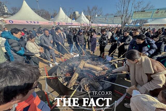 중부권 최대 겨울축제인 충남 공주시의 ‘겨울공주 군밤축제’와 ‘대한민국 알밤박람회 in공주’가 13만 명의 방문객을 기록하며 지난 28일 성황리에 폐막했다. 사진은 방문객들이 대형장작불 위로 알밤을 구워먹고 있다. /공주시