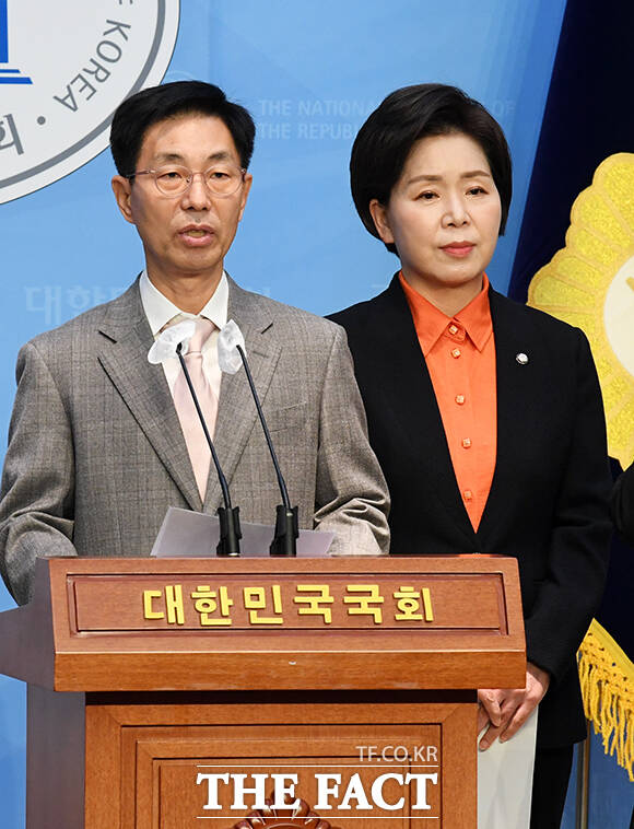 발언하는 이창한 전 한국반도체산업협회 부회장(왼쪽).