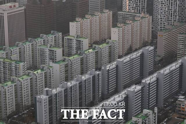 지난달 서울 아파트 매매 거래량이 1000건대로 감소했다. 부동산 시장 침체로 거래량이 급감하는 모습이다. /박헌우 기자