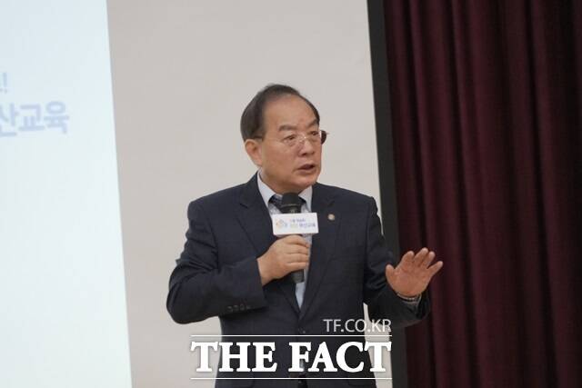 하윤수 교육감이 30일 부산형 늘봄 확대 정책 설명회에 참석해 강연하고 있다./부산교육청