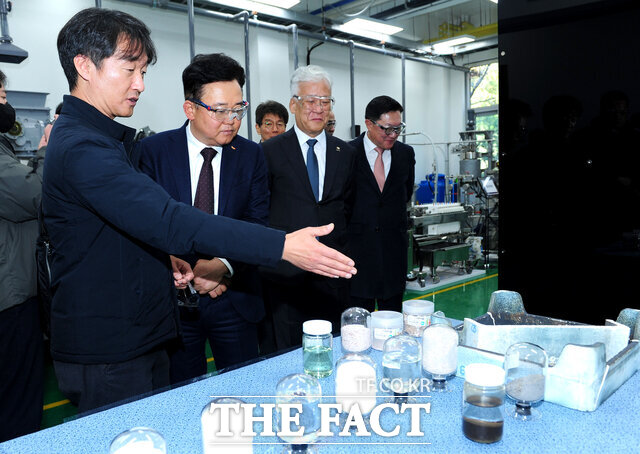 박경일 SK에코플랜트 사장이 지난해 11월 14일 오후 대전 한국지질자원연구원에서 배터리 재활용 기술 개발 선포식을 갖고 특허 기술을 둘러보고 있다. /SK에코플랜트