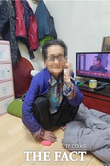 서울 영등포구(구청장 최호권)는 고립 위험 가구의 고독사 예방을 위해 인공지능(AI) 안부 확인 서비스를 추진한다. 인공지능으로 안부를 확인받는 어르신 모습. /영등포구