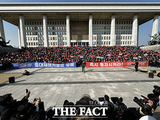 중소기업중앙회 등 17개 단체가 31일 서울 여의도 국회에서 중대재해법 유예를 촉구하는 기자회견을 열었다. /배정한 기자