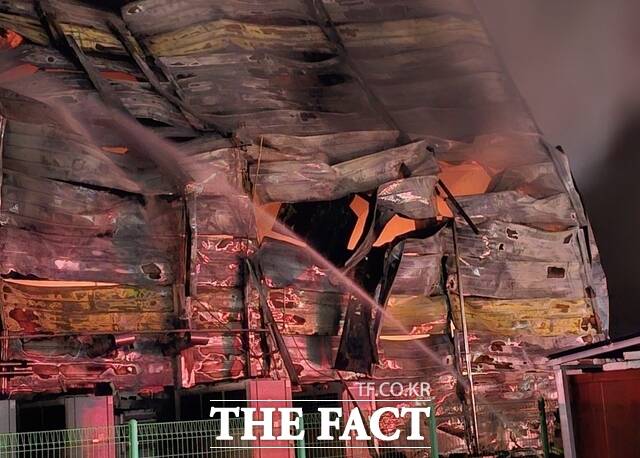 31일 경북 문경의 한 공장에서 발생한 화재로 공장 건물이 무너져 있다./문경=이민 기자