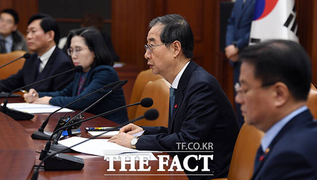 한덕수 국무총리(가운데)가 31일 오후 서울 종로구 정부서울청사에서 국정현안관계장관회의를 주재하고 있다. /임영무 기자