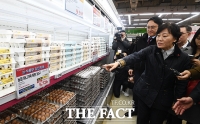  농식품부 할인 지원 계란 살펴보는 송미령 장관 [포토]