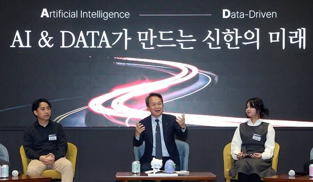 진옥동 신한금융그룹 히장이 지난달 31일 오후 서울 중구에 위치한 신한금융 본사에서 AD(AI/Data) 캔미팅을 하며 직원들과 함께 이야기를 나누고 있다. /신한금융그룹