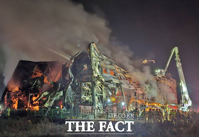 31일 오후 경북 문경시의 육가공업체에서 화재가 발생한 가운데 공장 건물이 불길에 휩싸여 있다. /문경=뉴시스