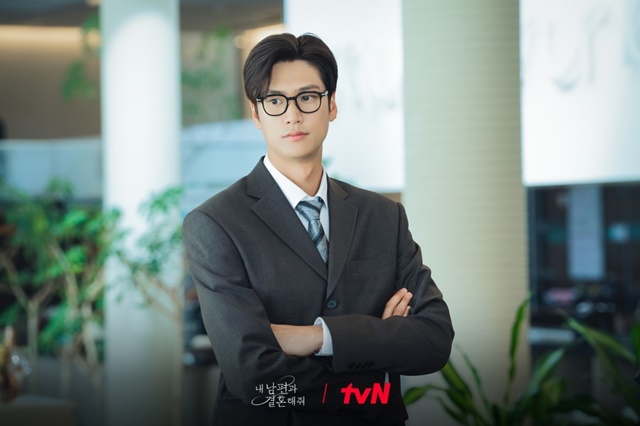 나인우는 내 남편과 결혼해줘에서 강지원의 조력자 유지혁 역을 맡았다. /tvN
