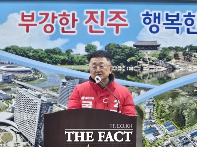 경남 진주시을 지역구에 출마를 선언한 김재경 국민의힘 예비후보 국회의원 특권 내려놓기 공약을 발표하고 있다./진주=이경구기자