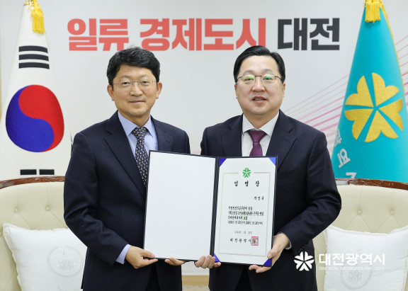 박영규 신임 국제관계대사(왼쪽)와 이장우 시장 / 대전시