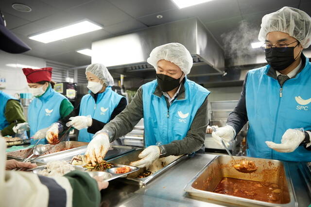 지난 31일 경기 성남시 노숙인 무료 급식소 안나의집에서 허희수 SPC그룹 부사장(오른쪽에서 두번째)과 임직원들이 배식 봉사활동을 진행하고 있다. /SPC그룹