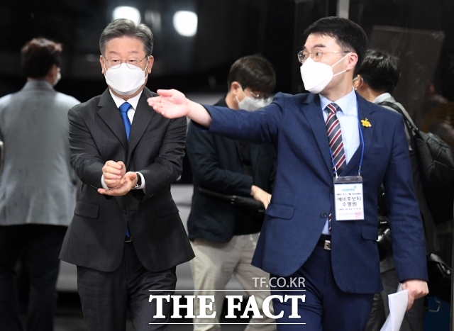 양 위원장은 김 의원(오른쪽)의 거액 가상 자산 보유 논란을 비판하고 당에 쓴소리를 했다는 이유로 강성 지지자들의 공격 대상이 됐다. /이새롬 기자