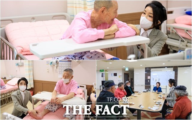 김 여사가 지난해 11월 7일 국립소록도병원을 방문해 한센인들을 위한 연필화 그리기 프로그램에 참여한 이들의 이야기를 듣고 있는 모습. /대통령실 제공