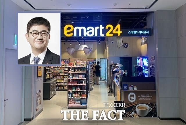 이마트24가 편의점 업계 최초로 캄보디아에 진출했다. 한채양 이마트24 대표이사(사진 좌측)는 캄보디아에 이마트24가 성공적으로 안착할 수 있도록 최선을 다 하겠다고 밝혔다. 사진은 이마트24 스타필드시티명지점 /더팩트 DB·이마트24