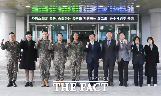 김춘진 aT 사장(오른쪽에서 다섯 번째)은 지난달 30일 엄용진 군수사령관(왼쪽에서 다섯 번째)과 관계자들을 만나 급식체계 혁신 등에 대해 논의했다. / 한국농수산식품유통공사