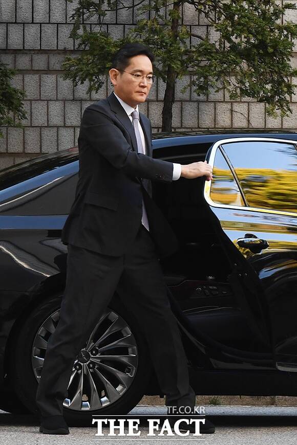 이재용 삼성전자 회장이 지난해 11월 결심 공판에 출석하기 위해 법원에 도착, 차량에서 내리고 있다. /서예원 기자