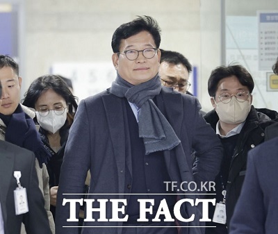 더불어민주당 전당대회 돈 봉투 의혹으로 구속 기소된 송영길 전 대표가 첫 재판에서 혐의를 모두 부인했다. 사진은 송 전 대표가 지난해 12월18일 서울 서초구 서울중앙지방법원에서 열린 영장실질심사를 마치고 대기 장소로 이동하는 모습./더팩트 DB