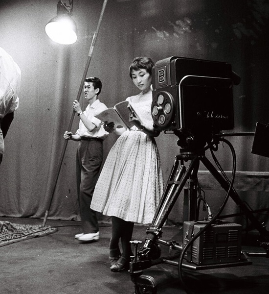 구로야나기 데츠코(黒柳 徹子)는 일본에서 가장 먼저 TV에 출연한 연기자로도 유명다. 1976년에 첫 방송된 아사히TV 프로그램 데츠코의 방(徹子の部屋)을 지금도 진행하고 있다. /뉴욕타임스