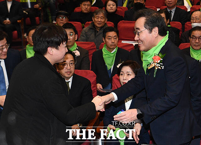 이낙연 새로운미래 공동대표(오른쪽)와 이준석 개혁신당 대표가 4일 오후 서울 여의도 국회 의원회관에서 열린 새로운미래 중앙당 창당식에 참석해 인사를 나누고 있다.