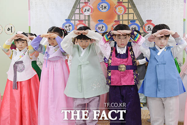 설 연휴를 나흘 앞둔 5일 오전 서울 송파구 삼전초록어린이집 어린이들이 설 예절교육을 받고 있다. /서예원 기자