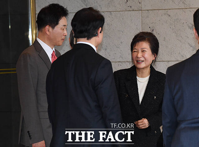 박근혜 전 대통령(오른쪽)이 5일 대구 수성구 인터불고호텔 만촌 컨벤션홀에서 열린 북콘서트를 마친 뒤 차량으로 이동하고 있다. /대구=배정한 기자