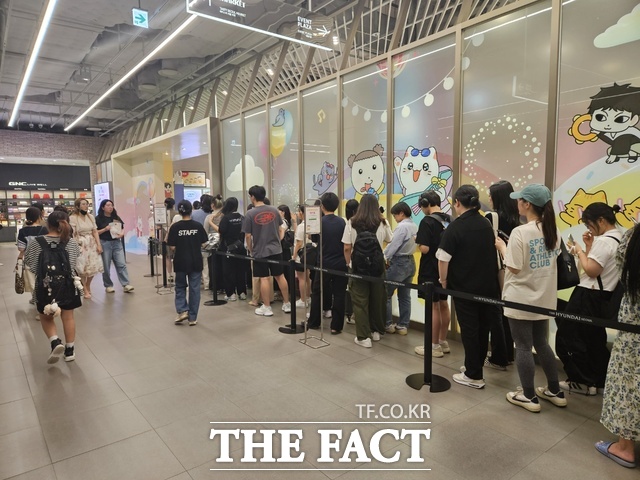 지난해 9월 서울시 영등포구 여의도 더 현대 서울에서 운영한 네이버웹툰 냐한남자(을소)와 마루는 강쥐(모죠)를 바탕으로 마련된 팝업스토어에 입장하기 위해 이용객들이 길게 줄을 늘어서 있다. /우지수 기자