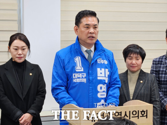 박영순 의원은 5일 예비후보 등록을 마친 후 대전시의회에서 기자회견을 열고 있다. / 대전=최영규 기자