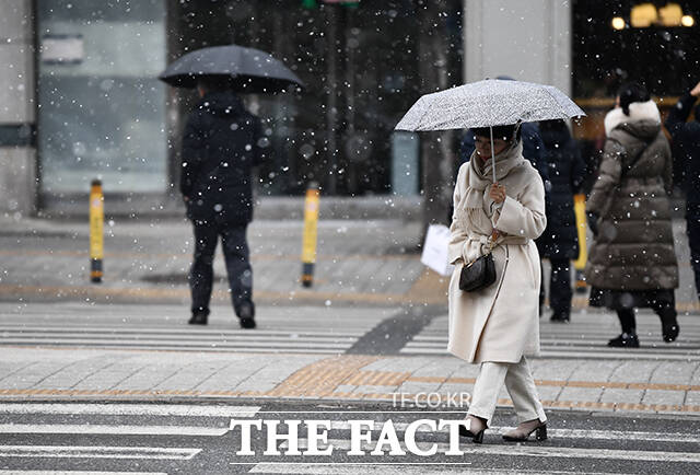 화요일인 6일 전국 대부분 지역에는 아침까지 눈 또는 비가 내리겠다. /박헌우 기자