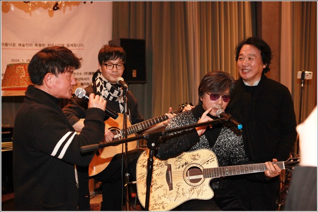 지난달 28일 오후 5시 서울 학동에 있는 가수 이미키의 라이브 카페에 반가운 얼굴들이 하나 둘씩 모여들었다. 모두 현역가수로 활동 중인 통기타 가수들이다. 즉석 라이브도 펼쳐졌다. /남궁옥분 SNS