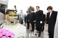  김대중 전 대통령 묘소 찾은 '새로운 미래 지도부' [포토]